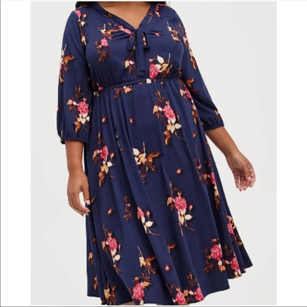 NWT Torrid Sz 2 Tie Neck Midi Dress with Beautiful Floral Print and Pockets!
